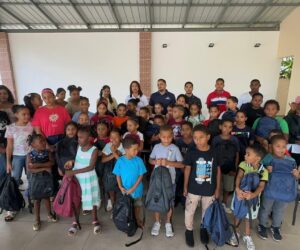 Grupo Empresarial Miguel Moreta continúa labor social con entrega de mochilas y útiles escolares en Bonao