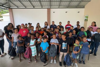 Grupo Empresarial Miguel Moreta continúa labor social con entrega de mochilas y útiles escolares en Bonao