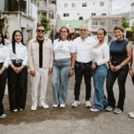 Jóvenes empresarios, comunicadores y profesionales llevan útiles escolares a Villa Rosa