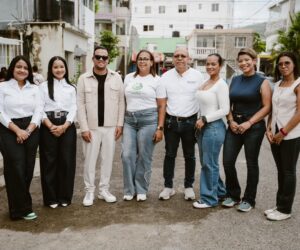 Jóvenes empresarios, comunicadores y profesionales llevan útiles escolares a Villa Rosa