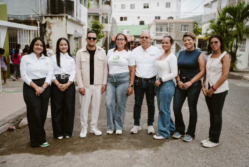 Jóvenes empresarios, comunicadores y profesionales llevan útiles escolares a Villa Rosa