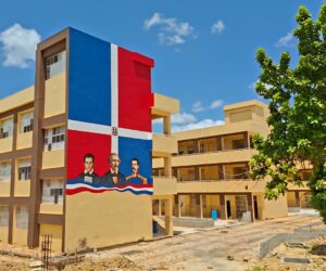Dan toques finales a escuelas de SDE que sumarán más de 60 aulas para el año escolar 2026-2027
