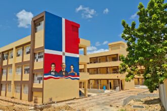 Dan toques finales a escuelas de SDE que sumarán más de 60 aulas para el año escolar 2026-2027