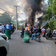 Multitud bloquea carretera Duarte en Licey y exige captura de “Darlyn Zaza” por muerte de joven