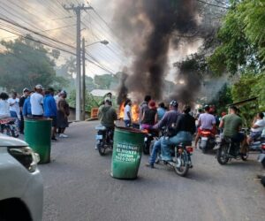 Multitud bloquea carretera Duarte en Licey y exige captura de “Darlyn Zaza” por muerte de joven