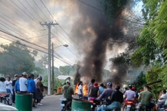Multitud bloquea carretera Duarte en Licey y exige captura de “Darlyn Zaza” por muerte de joven