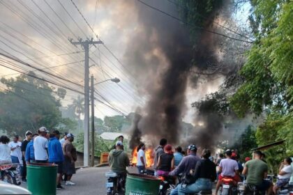 Multitud bloquea carretera Duarte en Licey y exige captura de “Darlyn Zaza” por muerte de joven