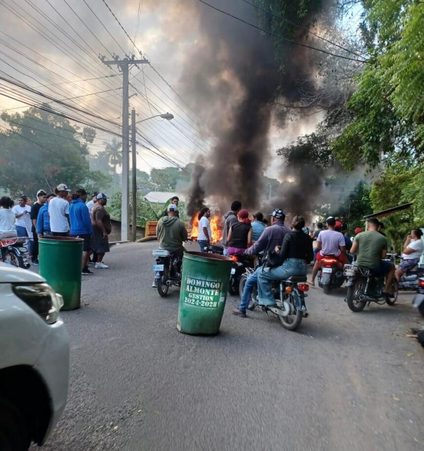 Multitud bloquea carretera Duarte en Licey y exige captura de “Darlyn Zaza” por muerte de joven