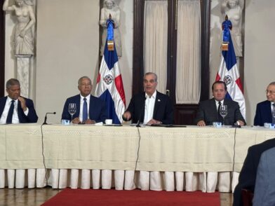 Abinader entrega al Estado primeros títulos de parques nacionales y anuncia comisión para proteger terrenos