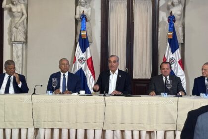 Abinader entrega al Estado primeros títulos de parques nacionales y anuncia comisión para proteger terrenos