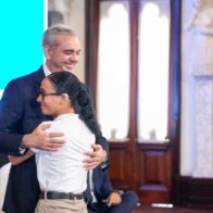 Abinader recibe a 53 estudiantes sordos que completaron formación en Inteligencia Artificial