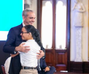 Abinader recibe a 53 estudiantes sordos que completaron formación en Inteligencia Artificial