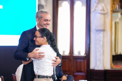 Abinader recibe a 53 estudiantes sordos que completaron formación en Inteligencia Artificial