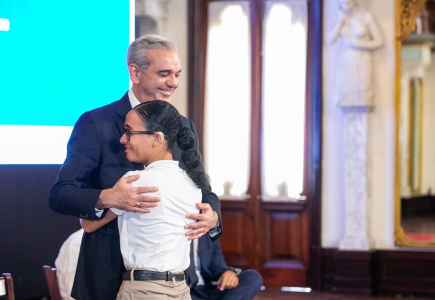 Abinader recibe a 53 estudiantes sordos que completaron formación en Inteligencia Artificial