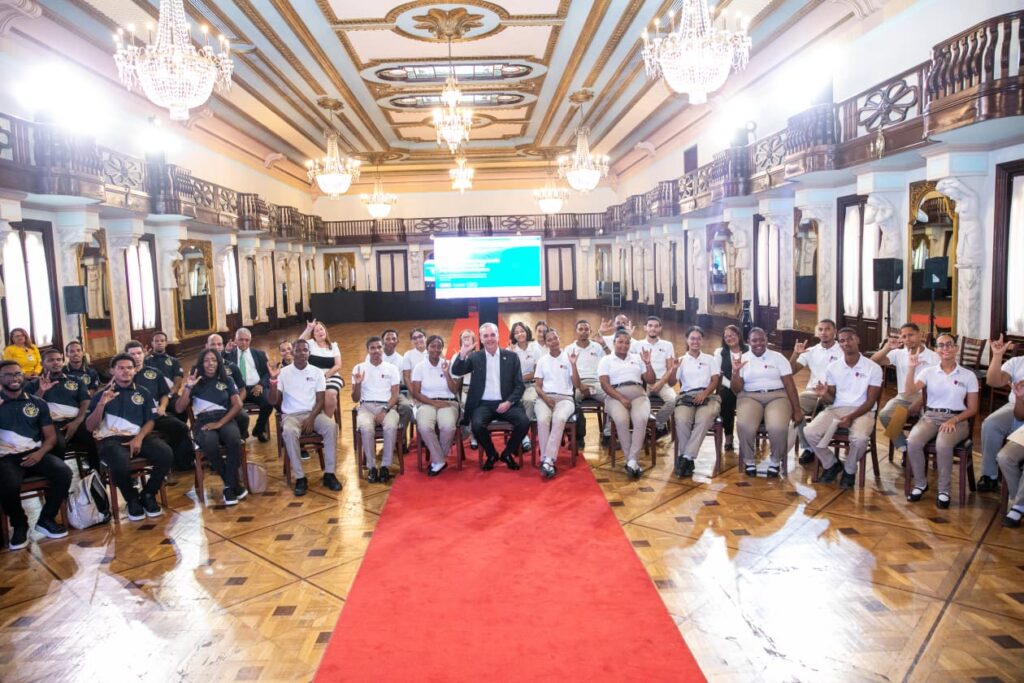 Abinader recibe a 53 estudiantes sordos que completaron formación en Inteligencia Artificial