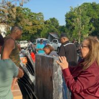Gobernación entrega ajuares a familias afectadas por incendio en Tamboril
