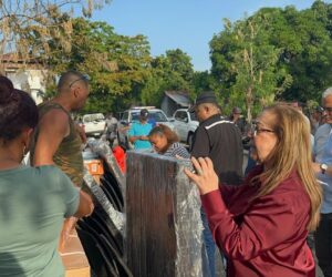 Gobernación entrega ajuares a familias afectadas por incendio en Tamboril