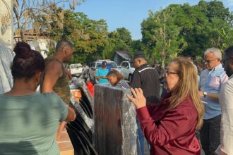 Gobernación entrega ajuares a familias afectadas por incendio en Tamboril