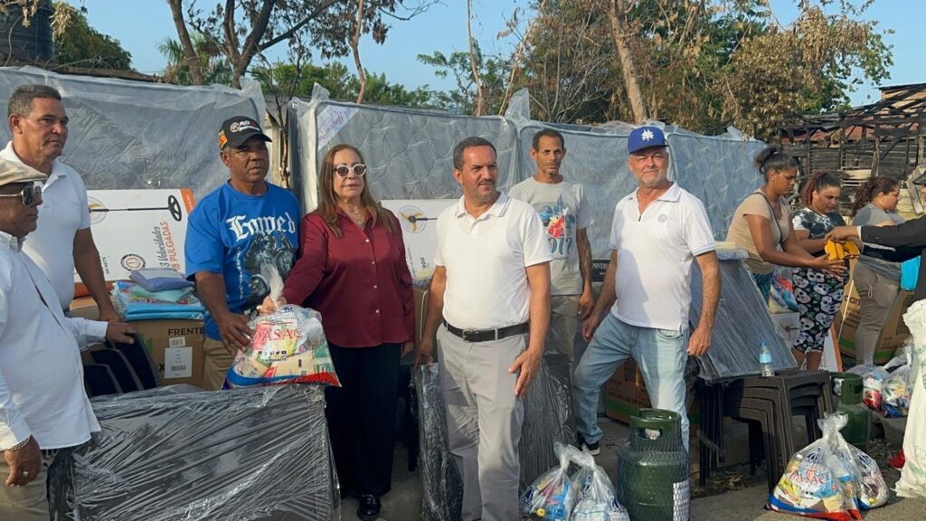 Gobernación entrega ajuares a familias afectadas por incendio en Tamboril