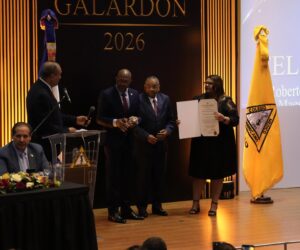 Colegio Médico Dominicano galardón al doctor Roberto Antonio Nina Bautista