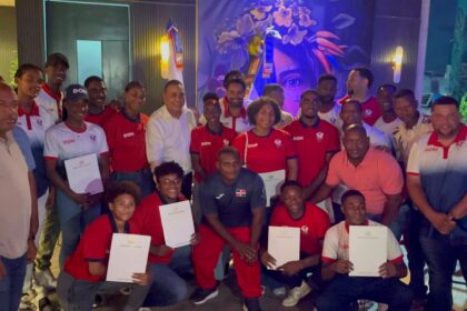 Pedro Tineo entrega más de RD$500 mil a atletas medallistas en Monte Plata