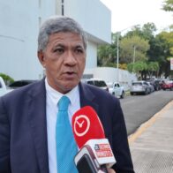 Santo Domingo. Ciudadanos consultados cuestionaron el momento escogido por la Asociación Dominicana de Profesores (ADP) para realizar una protesta, a solo tres días del inicio del año escolar, aunque reconocieron que el gremio tiene derecho a manifestarse y reclamar sus reivindicaciones. Los consultados coincidieron en que las demandas de los docentes pueden ser legítimas, pero consideraron que debieron esperar otro momento para realizar acciones que pudieran afectar el inicio de la docencia. “Yo no lo creo, porque se supone que el lunes ya entran a clases. Debieron hacer eso antes”, manifestó una de las ciudadanas consultadas al ser preguntada sobre si este era el momento adecuado para la protesta. La entrevistada insistió en que la movilización pudo realizarse con mayor antelación. “Eso es lo que yo creo, que eso no debió haber sido así tan rápido, o debió esperar un tiempecito más”, expresó. Advierten posible impacto en las clases La ciudadana también consideró que una eventual paralización podría impactar de manera distinta a los centros educativos, dependiendo de si sus docentes se suman o no a las acciones convocadas. “Algunos sí, en otros no, porque tú sabes que estamos viviendo en un tiempo, hay otros que le paran, otros que no”, explicó. Otro de los ciudadanos consultados también cuestionó que la ADP recurra a protestas y paralizaciones precisamente al inicio del año escolar. “Ya no es extraño que a principio del año escolar, por lo general, la Asociación Dominicana de Profesores desarrolle siempre como paros, actividades y que se mantengan unos métodos que yo creo que no son los más adecuados”, afirmó. Sin embargo, aclaró que su posición no implica desconocer el derecho de los maestros a reclamar. “Yo no condeno en sí la protesta; lo que yo sí condeno es que se inicie con ese método y que a principio de año se utilice ese medio de presión”, sostuvo. El ciudadano planteó que tanto las autoridades como el gremio podrían darse un margen de tiempo antes de recurrir a acciones que impliquen la interrupción de las actividades docentes. “Yo creo que se le puede dar un compás de espera, un tiempo para hacer este tipo de actividades”, manifestó. Asimismo, reconoció que los profesores tienen derecho a expresarse, difundir sus ideas y luchar por sus intereses, pero insistió en que el inicio del año escolar no sería el momento más adecuado para paralizar la docencia. “Tienen derecho a la expresión y a la difusión del pensamiento y de uno luchar por sus intereses, pero no creo que sea lo más adecuado que a principio del inicio de un año escolar se esté paralizando las actividades docentes”, expresó. Reconocen derecho a protestar En contraste, Antonio Azur defendió el derecho de los docentes a manifestarse y reclamar sus reivindicaciones, aunque reconoció que el momento escogido genera atención por la cercanía del inicio de las clases. “En democracia es uno de los atributos que tienen todos los sectores. La protesta es un medio lícito de reclamo, de reivindicación”, afirmó. Azur sostuvo que, aunque el proceso escolar todavía no ha comenzado, los maestros tienen derecho a utilizar los mecanismos de protesta para llamar la atención sobre sus demandas. “Todavía no ha empezado el proceso, pero ellos tienen derecho”, manifestó. Agregó que realizar la protesta a pocas horas del inicio del año escolar hace que el tema genere mayor atención, debido a que estudiantes, padres, docentes y autoridades se encuentran a la expectativa del regreso a las aulas. “El escenario, a pocas horas de que inicie el año escolar, llama la atención al momento en que todo el mundo está a la expectativa”, señaló. Las opiniones se producen luego de que la ADP convocara acciones de protesta en reclamo de reivindicaciones para el sector docente, entre ellas incentivos relacionados con los resultados de las evaluaciones y demandas vinculadas con la estructura y los cupos escolares. Aunque los ciudadanos consultados reconocen el derecho del gremio a reclamar, el punto de mayor cuestionamiento fue el momento escogido para hacerlo, cuando faltan apenas tres días para el inicio del nuevo año escolar.