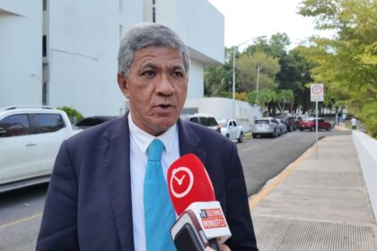 Santo Domingo. Ciudadanos consultados cuestionaron el momento escogido por la Asociación Dominicana de Profesores (ADP) para realizar una protesta, a solo tres días del inicio del año escolar, aunque reconocieron que el gremio tiene derecho a manifestarse y reclamar sus reivindicaciones. Los consultados coincidieron en que las demandas de los docentes pueden ser legítimas, pero consideraron que debieron esperar otro momento para realizar acciones que pudieran afectar el inicio de la docencia. “Yo no lo creo, porque se supone que el lunes ya entran a clases. Debieron hacer eso antes”, manifestó una de las ciudadanas consultadas al ser preguntada sobre si este era el momento adecuado para la protesta. La entrevistada insistió en que la movilización pudo realizarse con mayor antelación. “Eso es lo que yo creo, que eso no debió haber sido así tan rápido, o debió esperar un tiempecito más”, expresó. Advierten posible impacto en las clases La ciudadana también consideró que una eventual paralización podría impactar de manera distinta a los centros educativos, dependiendo de si sus docentes se suman o no a las acciones convocadas. “Algunos sí, en otros no, porque tú sabes que estamos viviendo en un tiempo, hay otros que le paran, otros que no”, explicó. Otro de los ciudadanos consultados también cuestionó que la ADP recurra a protestas y paralizaciones precisamente al inicio del año escolar. “Ya no es extraño que a principio del año escolar, por lo general, la Asociación Dominicana de Profesores desarrolle siempre como paros, actividades y que se mantengan unos métodos que yo creo que no son los más adecuados”, afirmó. Sin embargo, aclaró que su posición no implica desconocer el derecho de los maestros a reclamar. “Yo no condeno en sí la protesta; lo que yo sí condeno es que se inicie con ese método y que a principio de año se utilice ese medio de presión”, sostuvo. El ciudadano planteó que tanto las autoridades como el gremio podrían darse un margen de tiempo antes de recurrir a acciones que impliquen la interrupción de las actividades docentes. “Yo creo que se le puede dar un compás de espera, un tiempo para hacer este tipo de actividades”, manifestó. Asimismo, reconoció que los profesores tienen derecho a expresarse, difundir sus ideas y luchar por sus intereses, pero insistió en que el inicio del año escolar no sería el momento más adecuado para paralizar la docencia. “Tienen derecho a la expresión y a la difusión del pensamiento y de uno luchar por sus intereses, pero no creo que sea lo más adecuado que a principio del inicio de un año escolar se esté paralizando las actividades docentes”, expresó. Reconocen derecho a protestar En contraste, Antonio Azur defendió el derecho de los docentes a manifestarse y reclamar sus reivindicaciones, aunque reconoció que el momento escogido genera atención por la cercanía del inicio de las clases. “En democracia es uno de los atributos que tienen todos los sectores. La protesta es un medio lícito de reclamo, de reivindicación”, afirmó. Azur sostuvo que, aunque el proceso escolar todavía no ha comenzado, los maestros tienen derecho a utilizar los mecanismos de protesta para llamar la atención sobre sus demandas. “Todavía no ha empezado el proceso, pero ellos tienen derecho”, manifestó. Agregó que realizar la protesta a pocas horas del inicio del año escolar hace que el tema genere mayor atención, debido a que estudiantes, padres, docentes y autoridades se encuentran a la expectativa del regreso a las aulas. “El escenario, a pocas horas de que inicie el año escolar, llama la atención al momento en que todo el mundo está a la expectativa”, señaló. Las opiniones se producen luego de que la ADP convocara acciones de protesta en reclamo de reivindicaciones para el sector docente, entre ellas incentivos relacionados con los resultados de las evaluaciones y demandas vinculadas con la estructura y los cupos escolares. Aunque los ciudadanos consultados reconocen el derecho del gremio a reclamar, el punto de mayor cuestionamiento fue el momento escogido para hacerlo, cuando faltan apenas tres días para el inicio del nuevo año escolar.