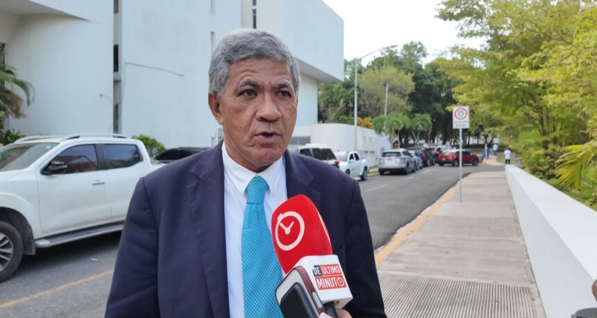 Santo Domingo. Ciudadanos consultados cuestionaron el momento escogido por la Asociación Dominicana de Profesores (ADP) para realizar una protesta, a solo tres días del inicio del año escolar, aunque reconocieron que el gremio tiene derecho a manifestarse y reclamar sus reivindicaciones. Los consultados coincidieron en que las demandas de los docentes pueden ser legítimas, pero consideraron que debieron esperar otro momento para realizar acciones que pudieran afectar el inicio de la docencia. “Yo no lo creo, porque se supone que el lunes ya entran a clases. Debieron hacer eso antes”, manifestó una de las ciudadanas consultadas al ser preguntada sobre si este era el momento adecuado para la protesta. La entrevistada insistió en que la movilización pudo realizarse con mayor antelación. “Eso es lo que yo creo, que eso no debió haber sido así tan rápido, o debió esperar un tiempecito más”, expresó. Advierten posible impacto en las clases La ciudadana también consideró que una eventual paralización podría impactar de manera distinta a los centros educativos, dependiendo de si sus docentes se suman o no a las acciones convocadas. “Algunos sí, en otros no, porque tú sabes que estamos viviendo en un tiempo, hay otros que le paran, otros que no”, explicó. Otro de los ciudadanos consultados también cuestionó que la ADP recurra a protestas y paralizaciones precisamente al inicio del año escolar. “Ya no es extraño que a principio del año escolar, por lo general, la Asociación Dominicana de Profesores desarrolle siempre como paros, actividades y que se mantengan unos métodos que yo creo que no son los más adecuados”, afirmó. Sin embargo, aclaró que su posición no implica desconocer el derecho de los maestros a reclamar. “Yo no condeno en sí la protesta; lo que yo sí condeno es que se inicie con ese método y que a principio de año se utilice ese medio de presión”, sostuvo. El ciudadano planteó que tanto las autoridades como el gremio podrían darse un margen de tiempo antes de recurrir a acciones que impliquen la interrupción de las actividades docentes. “Yo creo que se le puede dar un compás de espera, un tiempo para hacer este tipo de actividades”, manifestó. Asimismo, reconoció que los profesores tienen derecho a expresarse, difundir sus ideas y luchar por sus intereses, pero insistió en que el inicio del año escolar no sería el momento más adecuado para paralizar la docencia. “Tienen derecho a la expresión y a la difusión del pensamiento y de uno luchar por sus intereses, pero no creo que sea lo más adecuado que a principio del inicio de un año escolar se esté paralizando las actividades docentes”, expresó. Reconocen derecho a protestar En contraste, Antonio Azur defendió el derecho de los docentes a manifestarse y reclamar sus reivindicaciones, aunque reconoció que el momento escogido genera atención por la cercanía del inicio de las clases. “En democracia es uno de los atributos que tienen todos los sectores. La protesta es un medio lícito de reclamo, de reivindicación”, afirmó. Azur sostuvo que, aunque el proceso escolar todavía no ha comenzado, los maestros tienen derecho a utilizar los mecanismos de protesta para llamar la atención sobre sus demandas. “Todavía no ha empezado el proceso, pero ellos tienen derecho”, manifestó. Agregó que realizar la protesta a pocas horas del inicio del año escolar hace que el tema genere mayor atención, debido a que estudiantes, padres, docentes y autoridades se encuentran a la expectativa del regreso a las aulas. “El escenario, a pocas horas de que inicie el año escolar, llama la atención al momento en que todo el mundo está a la expectativa”, señaló. Las opiniones se producen luego de que la ADP convocara acciones de protesta en reclamo de reivindicaciones para el sector docente, entre ellas incentivos relacionados con los resultados de las evaluaciones y demandas vinculadas con la estructura y los cupos escolares. Aunque los ciudadanos consultados reconocen el derecho del gremio a reclamar, el punto de mayor cuestionamiento fue el momento escogido para hacerlo, cuando faltan apenas tres días para el inicio del nuevo año escolar.