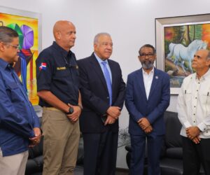 Andrés Bautista juramenta a Carlos Paulino como director de Defensa Civil