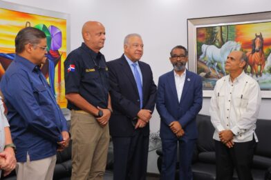 Andrés Bautista juramenta a Carlos Paulino como director de Defensa Civil
