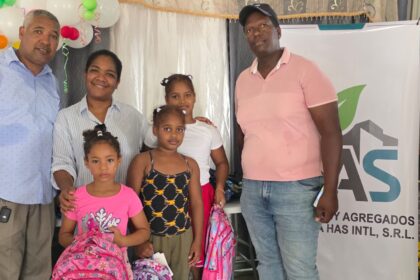 Hormigones & Agregados de Samaná entrega útiles escolares a más de 40 familias en Cabeza de Toro