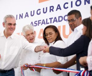 Abinader inaugura puente sobre el río Penitente que conecta a Boca de Cachón y La Descubierta