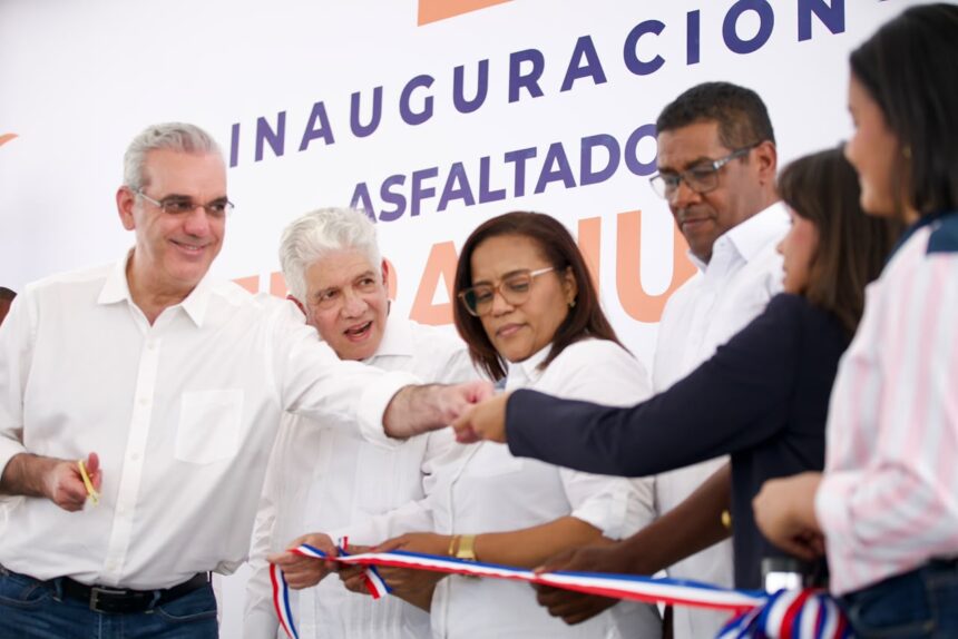 Abinader inaugura puente sobre el río Penitente que conecta a Boca de Cachón y La Descubierta