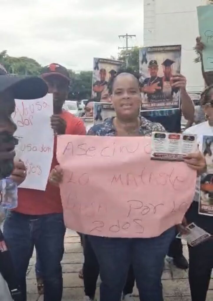 Familiares de Wilmer Rodríguez y su hija exigen justicia frente al Palacio de Justicia