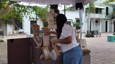 Artesanas reivindican el valor de lo hecho a mano y la identidad dominicana en feria de la Zona Colonial