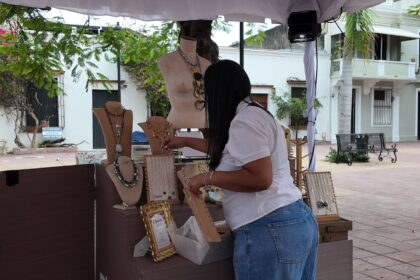 Artesanas reivindican el valor de lo hecho a mano y la identidad dominicana en feria de la Zona Colonial