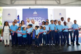 Abinader llama a estudiantes y docentes a iniciar el lunes el año escolar 2026 desde Jimaní