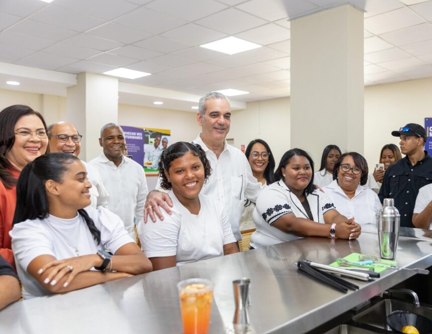 Abinader inaugura escuela técnica en Barahona para impulsar desarrollo turístico
