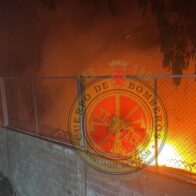 Incendio arrasa solar con materiales plásticos en cercanía de envasadora de GLP en Santiago