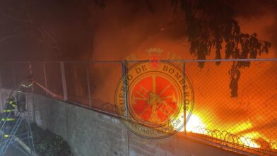 Incendio arrasa solar con materiales plásticos en cercanía de envasadora de GLP en Santiago