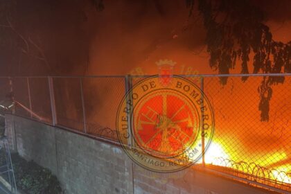 Incendio arrasa solar con materiales plásticos en cercanía de envasadora de GLP en Santiago