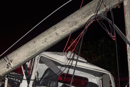 Camión impacta poste eléctrico en la carretera Salcedo-Moca
