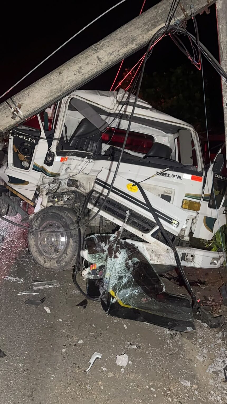 Camión impacta poste eléctrico en la carretera Salcedo-Moca