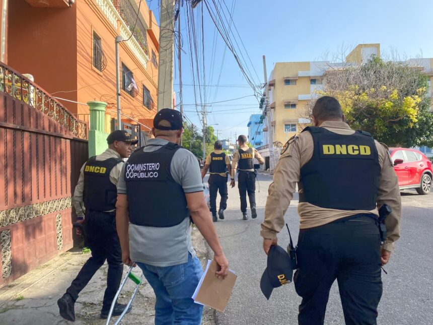 DNCD y Ministerio Público realizan allanamientos en Santo Domingo y ocupan presuntas drogas