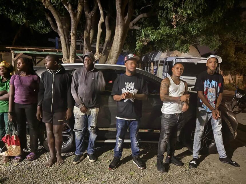 Incautan presunta marihuana oculta en doble fondo de camioneta en Azua