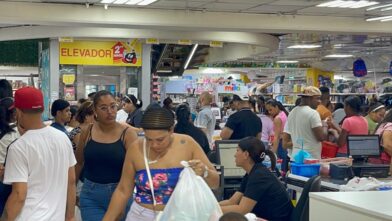 Regreso a clases golpea el bolsillo de las familias en Santiago: padres denuncian alza en útiles escolares