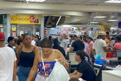 Regreso a clases golpea el bolsillo de las familias en Santiago: padres denuncian alza en útiles escolares