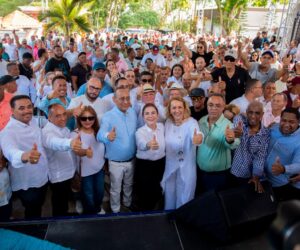 Carolina Mejía recibe respaldo del ingeniero Rafael Santos junto a varios dirigentes y el movimiento Mi familia por el Cambio en Moca