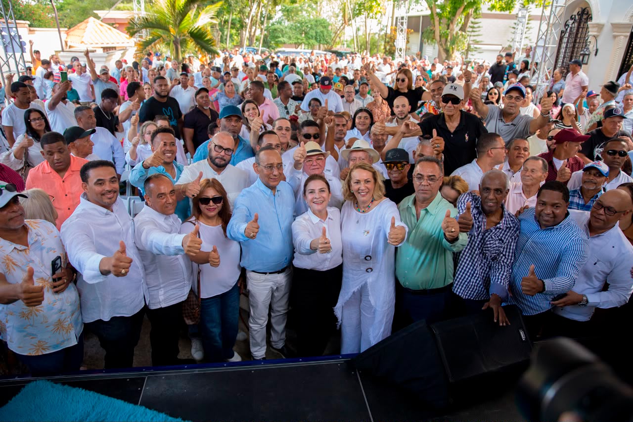 Carolina Mejía recibe respaldo del ingeniero Rafael Santos junto a varios dirigentes y el movimiento Mi familia por el Cambio en Moca