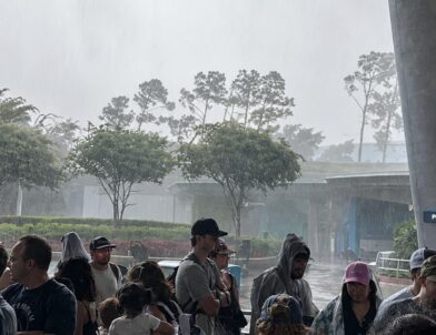 Fuerte tormenta azota Walt Disney World y obliga a cerrar atracciones
